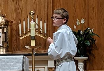 Alter server lighting the candles
